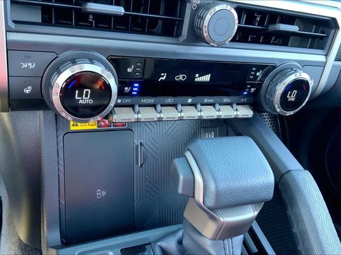 Used 2025 Toyota 4Runner Limited AWD/4WD image 33
