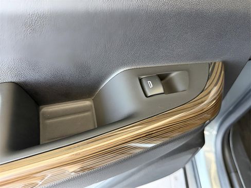 Used 2023 GMC Acadia SLE w/ Driver Convenience Package image 18