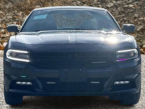 Used 2017 Dodge Charger SXT image 3