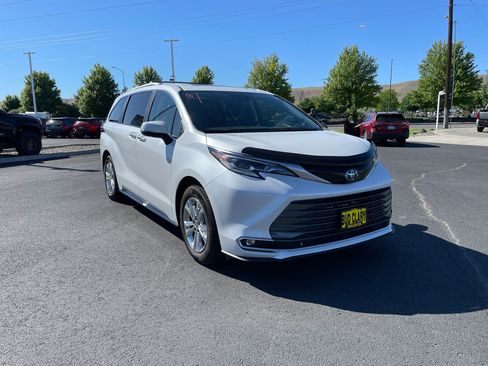 Used 2023 Toyota Sienna Platinum AWD/4WD image 1