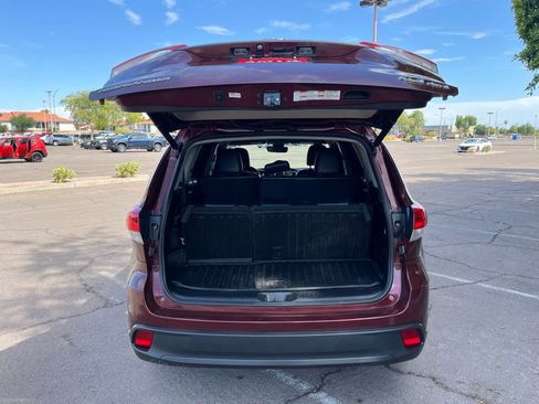 Used 2017 Toyota Highlander XLE image 12
