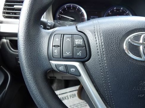 Used 2016 Toyota Highlander LE AWD/4WD image 19