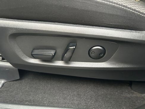 Used 2025 Nissan Pathfinder SV image 23