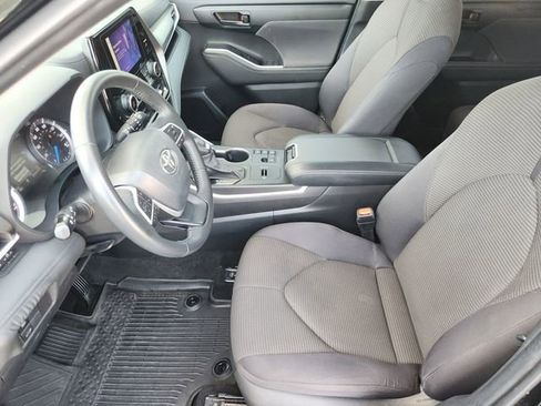 Used 2024 Toyota Highlander LE AWD/4WD image 9