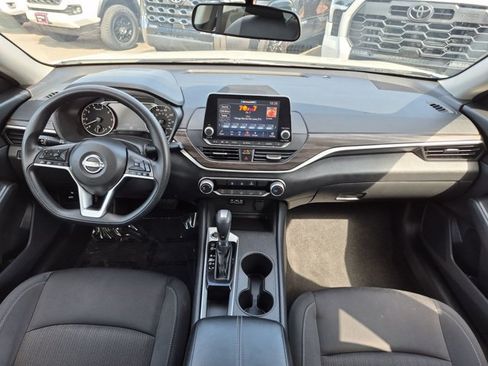 Used 2025 Nissan Altima 2.5 SV FWD image 17