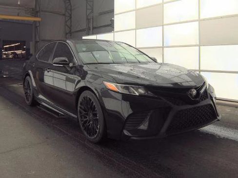 Used 2018 Toyota Camry SE w/ Convenience Package FWD image 3