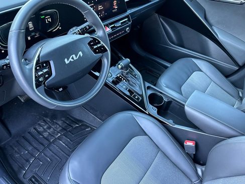 Certified 2024 Kia Niro EX image 11