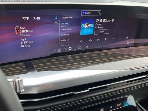 Used 2025 Cadillac Escalade Premium Luxury AWD/4WD image 23