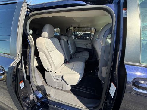 Used 2021 Toyota Sienna LE image 30