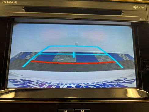 Used 2017 Toyota Avalon XLE Premium image 18