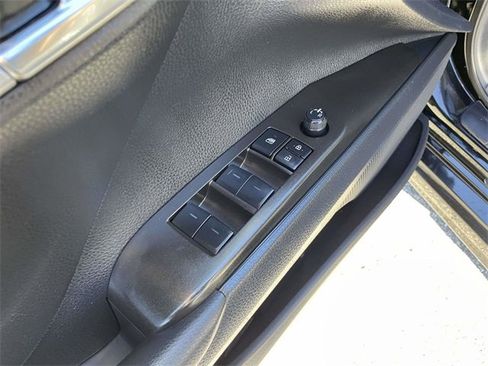 Used 2023 Toyota Camry SE image 18