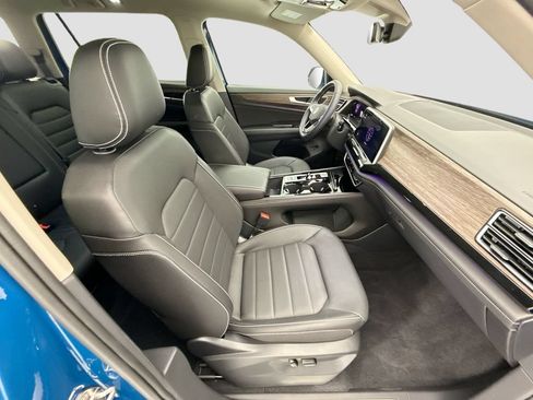 Used 2025 Volkswagen Atlas SEL AWD/4WD image 19