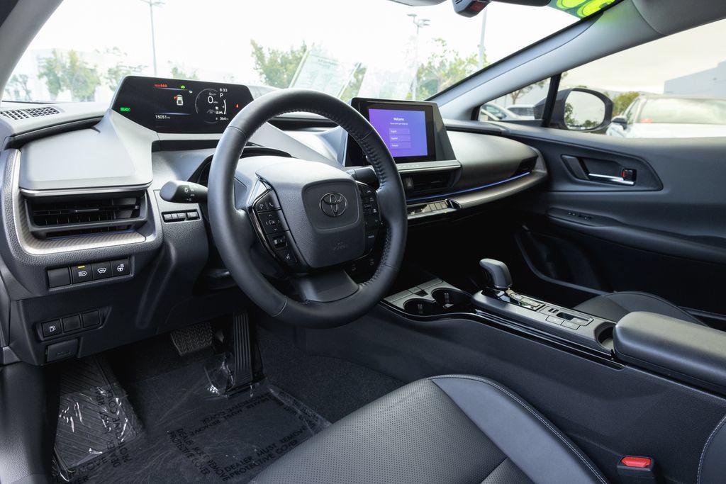 Used 2026 Toyota Prius XLE FWD image 5