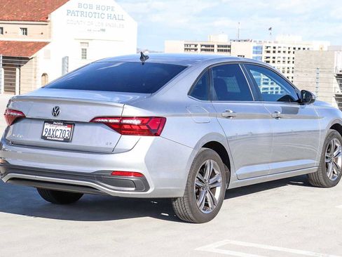 Used 2022 Volkswagen Jetta SE image 4