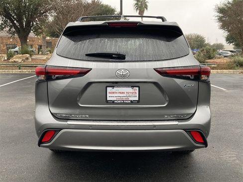 New 2026 Toyota Highlander Platinum image 6