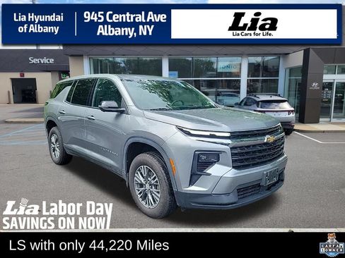 Used 2024 Chevrolet Traverse LS FWD image 1