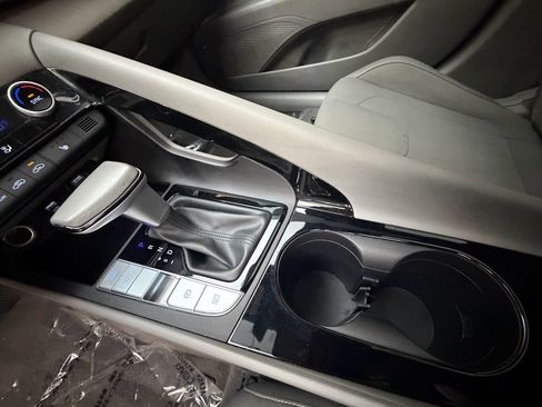 Used 2022 Hyundai Elantra SEL w/ Convenience + Premium Package image 19