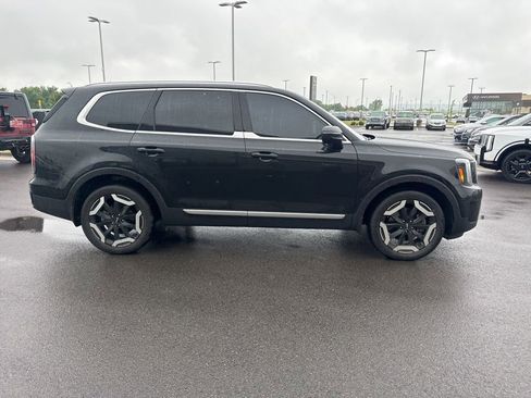 Used 2023 Kia Telluride EX w/ EX Captain's Chair Package FWD image 5