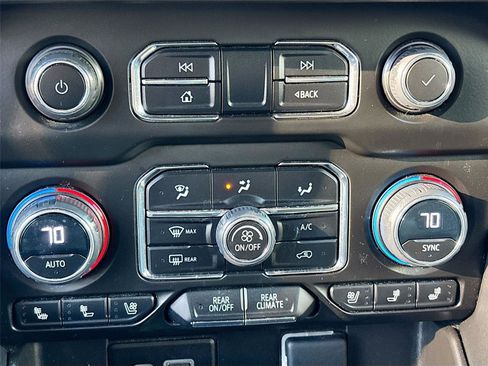 Used 2023 Chevrolet Suburban Premier image 17