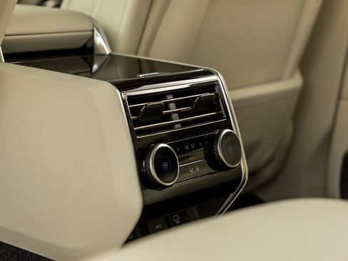 Used 2025 Land Rover Range Rover Long Wheelbase Autobiography image 32