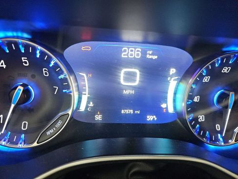 Used 2023 Chrysler Pacifica Touring-L FWD image 2
