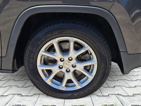 Used 2016 Jeep Cherokee Latitude FWD image 3