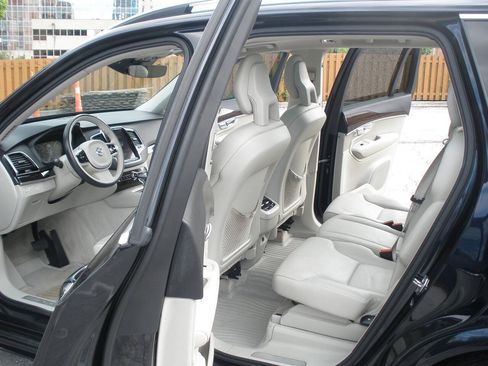 Used 2016 Volvo XC90 T6 Momentum w/ Momentum Plus Package AWD/4WD image 23
