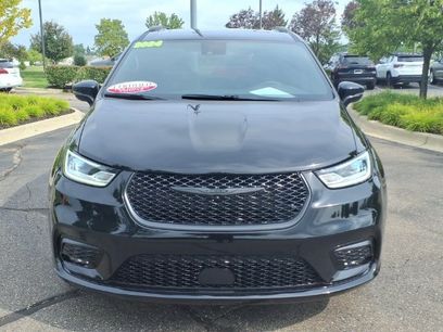 Certified 2024 Chrysler Pacifica Limited w/ S Appearance Package