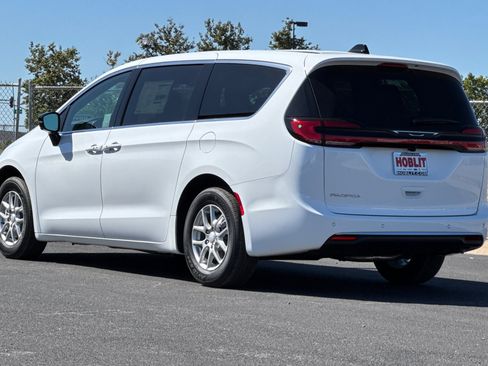 New 2027 Chrysler Pacifica Select FWD image 5