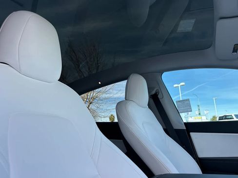 Used 2021 Tesla Model Y Long Range image 18