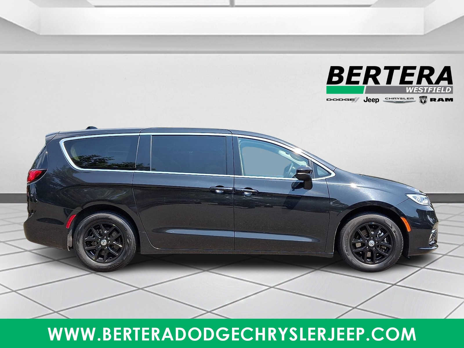 Used 2023 Chrysler Pacifica Touring-L FWD image 7