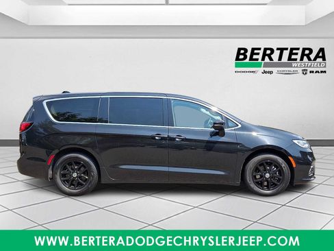 Used 2023 Chrysler Pacifica Touring-L FWD image 7