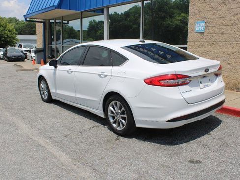 Used 2017 Ford Fusion SE FWD image 4