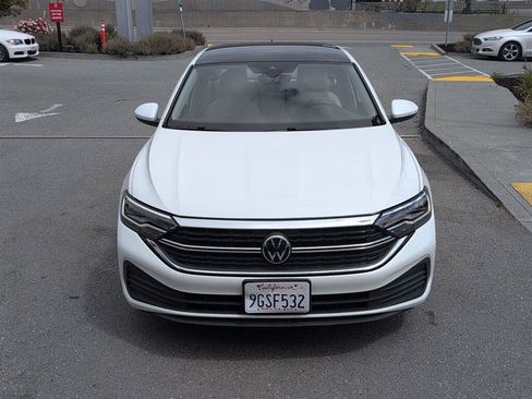 Used 2023 Volkswagen Jetta SE w/ Panoramic Sunroof Package FWD image 3