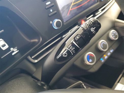 Used 2022 Hyundai Elantra SE image 28