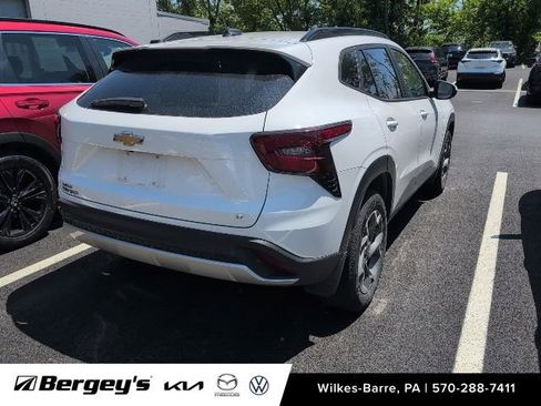 Used 2024 Chevrolet Trax LT w/ LT Convenience Package FWD image 5