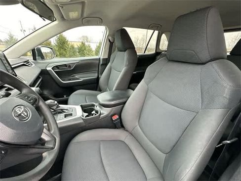 Used 2021 Toyota RAV4 LE image 13