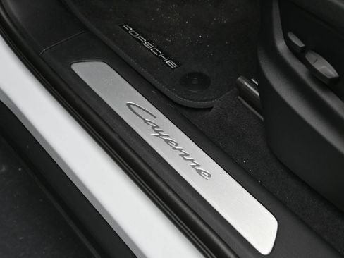 Certified 2025 Porsche Cayenne E-Hybrid AWD/4WD image 15