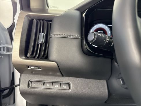 Certified 2025 Nissan Pathfinder Platinum w/ Black Appearance Package AWD/4WD image 17