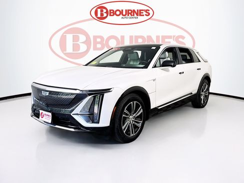 Used 2024 Cadillac Lyriq Luxury AWD/4WD image 7
