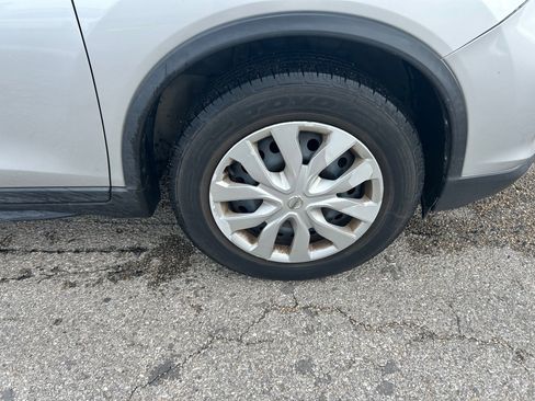 Used 2018 Nissan Rogue S image 2