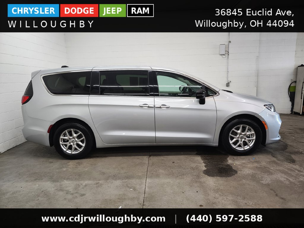 Used 2024 Chrysler Pacifica Touring-L FWD image 4