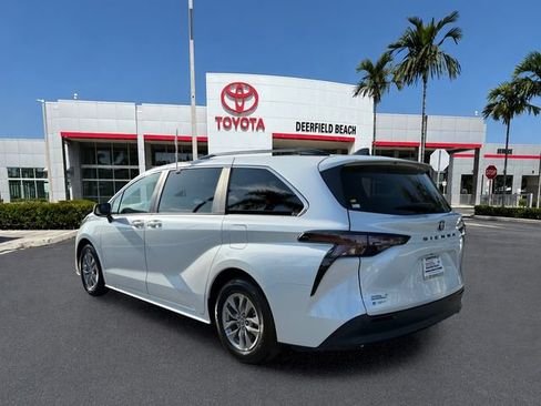 Used 2026 Toyota Sienna XLE FWD image 5