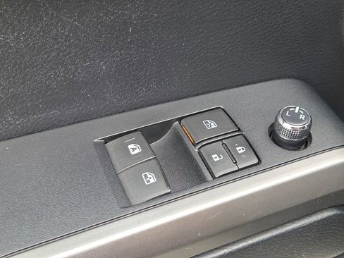 Used 2018 Toyota Tacoma SR5 AWD/4WD image 34