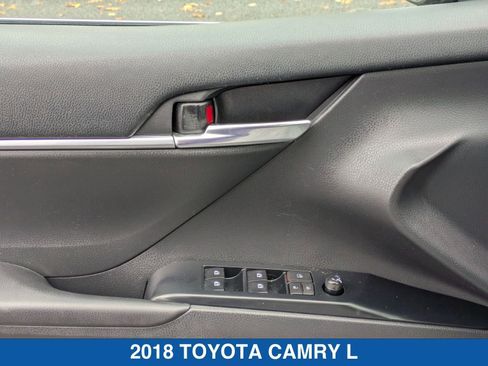 Used 2018 Toyota Camry SE w/ Moonroof Package image 13
