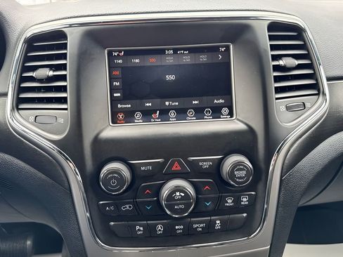 Used 2018 Jeep Grand Cherokee Laredo image 25