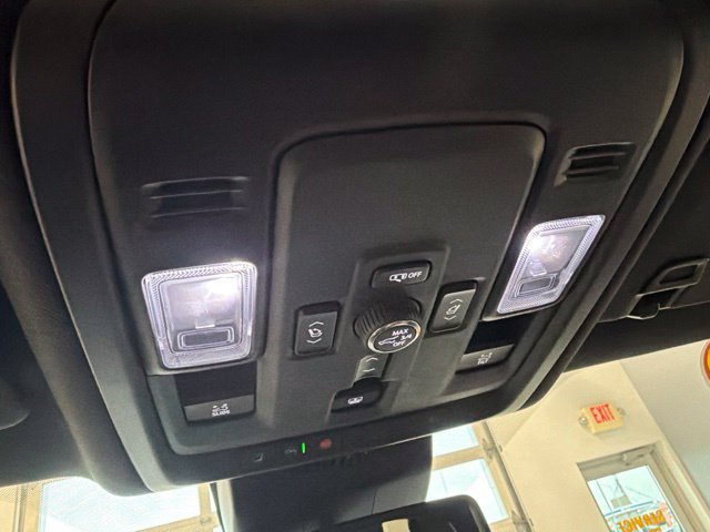 Used 2025 GMC Yukon Denali w/ Sun & Power Step Package AWD/4WD image 16