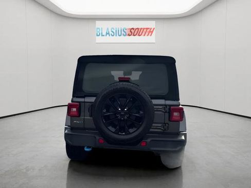 Used 2024 Jeep Wrangler Unlimited Sahara w/ Technology Group AWD/4WD image 4