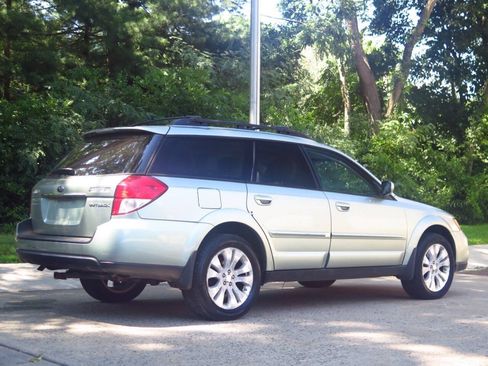 Used 2009 Subaru Outback 2.5i Limited AWD/4WD image 4