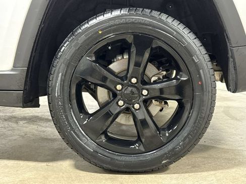 Used 2023 Jeep Grand Cherokee Altitude AWD/4WD image 27
